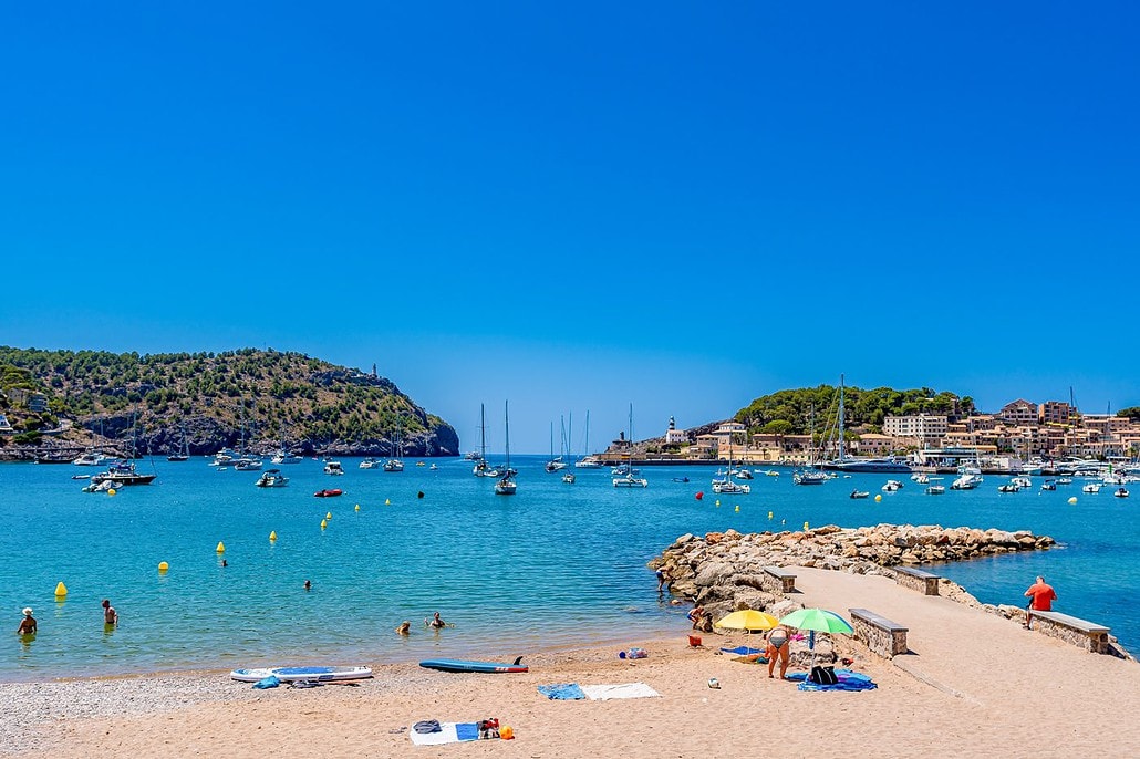 Ein belebter Strandabschnitt mit Badegästen in Spanien
