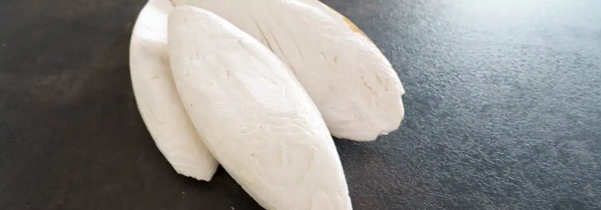 Drei Sepiaschalen für Wellensittiche liegen auf einem Tisch.