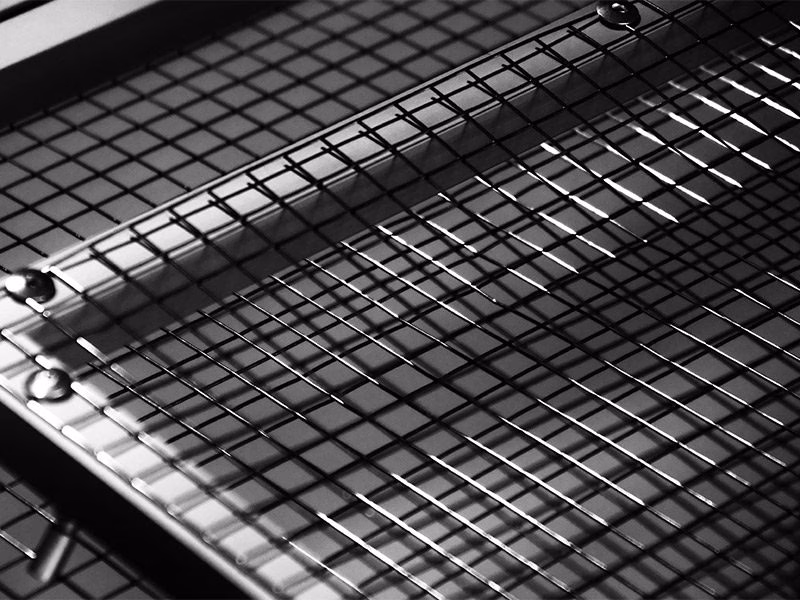 Wellensittich Voliere aus Aluminium – Erfahrungsbericht, Vorteile & Tipps 8 Innenansicht der Aluminium-Voliere für Wellensittiche mit Sitzstangen und Edelstahldraht