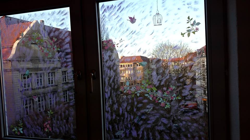 Fensterscheiben sichern – Schutz vor gefährlichem Gegenfliegen 3 Fenster mit Kreide