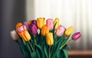 Bunter Strauß Tulpen in einer Vase, an dem ein grüner Wellensittich interessiert knabbern möchte – eine tödliche Gefahr.