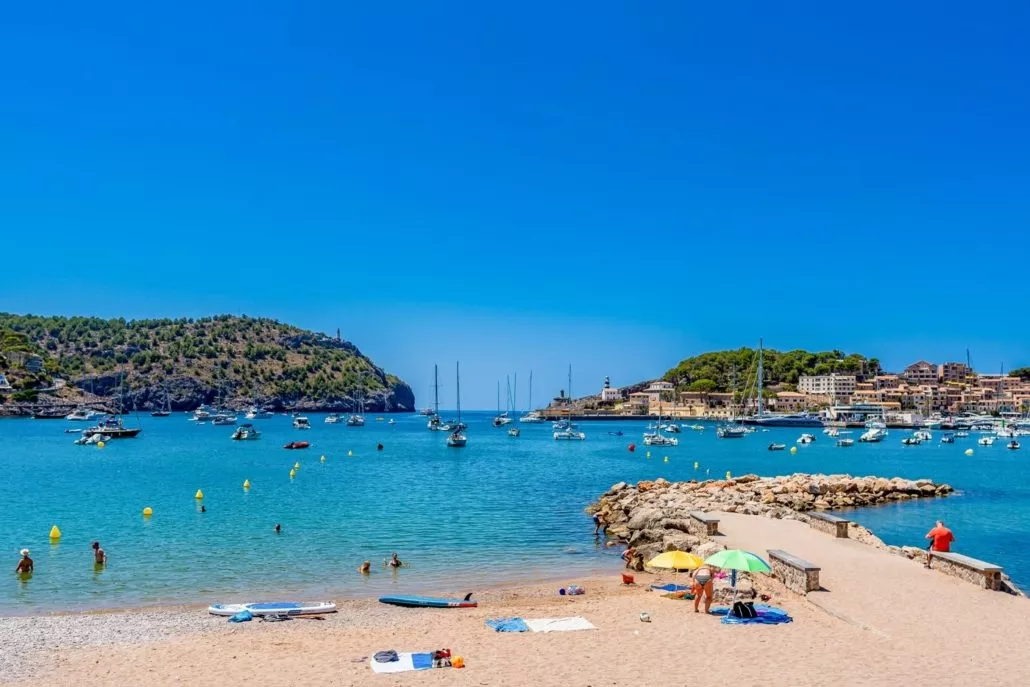 Ein belebter Strandabschnitt mit Badegästen in Spanien
