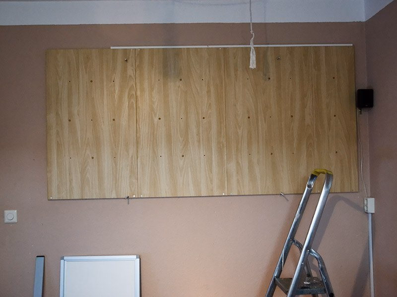 Wellensittich Voliere aus Aluminium – Erfahrungsbericht, Vorteile & Tipps 5 Wellensittiche sitzen in Aluminium-Voliere mit Edelstahlgitter und Naturästen