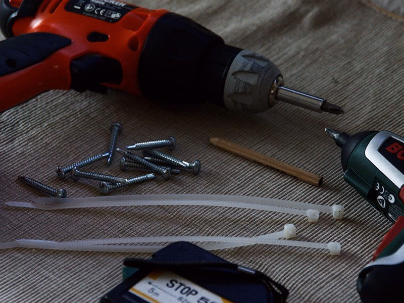 Wellensittich Voliere aus Aluminium – Erfahrungsbericht, Vorteile & Tipps 3 Aufbau der Aluminium-Voliere für Wellensittiche mit Werkzeug und Edelstahldraht