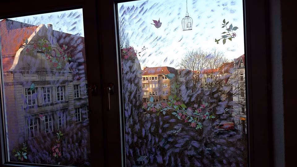 Fensterscheibe sichern: Wellensittiche beim Freiflug schützen 4 Fenster mit aufgemalten Kreidemustern
