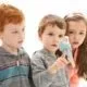 Kinder mit blauen Wellensittich